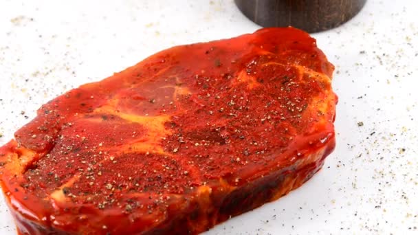 Cuello Cerdo Crudo Marinado Una Mesa Giratoria Con Molino Pimienta — Vídeos de Stock