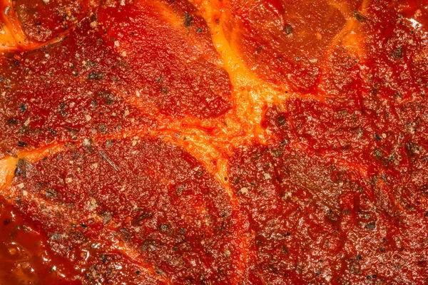 Pescoço de porco marinado cru com pimenta — Fotografia de Stock
