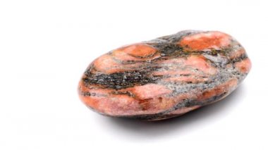 Kırmızı feldspar gözlü Gneiss bir çevirme masasında