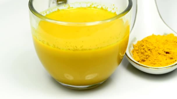 Lait Curcuma Poudre Sur Une Table Tournante — Video