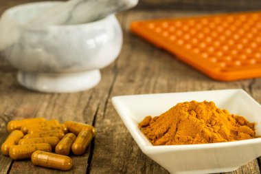 havan ve kapsül dolduruculu zerdeçal tozu ve kapsüller