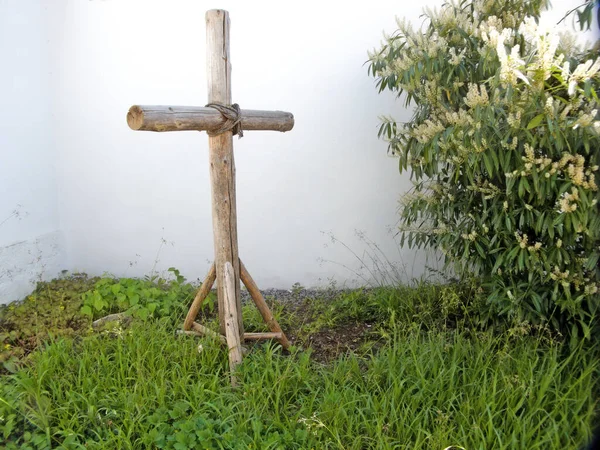 Drewniany Krzyż Przymocowany Liną Konopną Dziedzińcu Kościoła — Zdjęcie stockowe