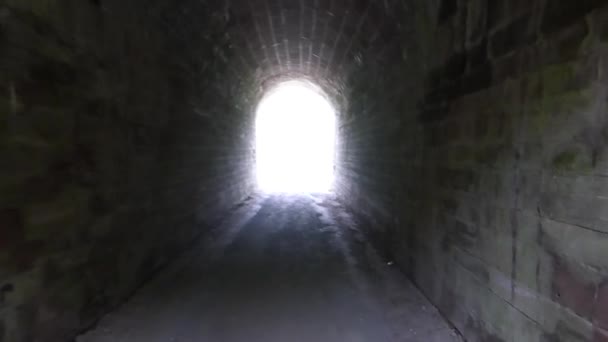 Caminando Través Túnel Oscuro Con Luz Final — Vídeos de Stock