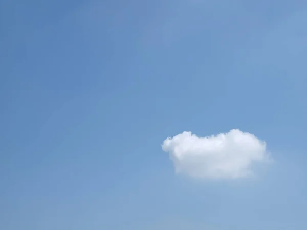 Single Cloud Blauwe Hemel Achtergrond Concept Van Vrijheid Van Vorm — Stockfoto