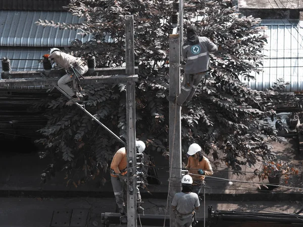 Eletricistas Estão Subindo Postes Elétricos Para Instalar Reparar Linhas Energia — Fotografia de Stock