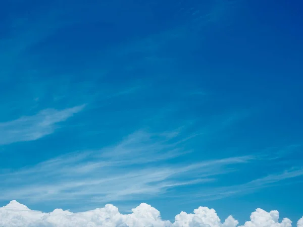 Belo Céu Com Nuvens Brancas — Fotografia de Stock