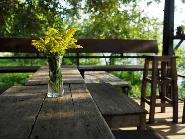 Einsame Blumen Einem Einsamen Café — Stockfoto