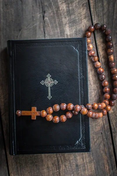 Hölzerne Rosenkranzperlen und heilige Bibel — Stockfoto