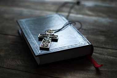 yanında İncil Hıristiyan haç kolye