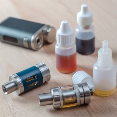 e-sigara ile lots-in farklı yeniden doldurmak şişe