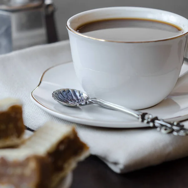 Schokoladenkekse und eine Tasse Kaffee — Stockfoto