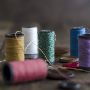 bobin ile renkli iplik 