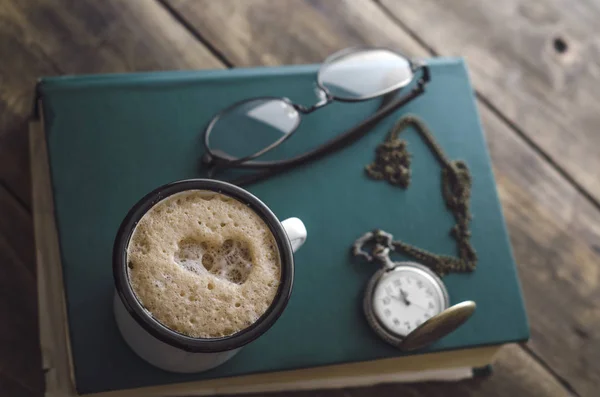 Винтажные карманные часы с чашкой кофе на старой книге — стоковое фото