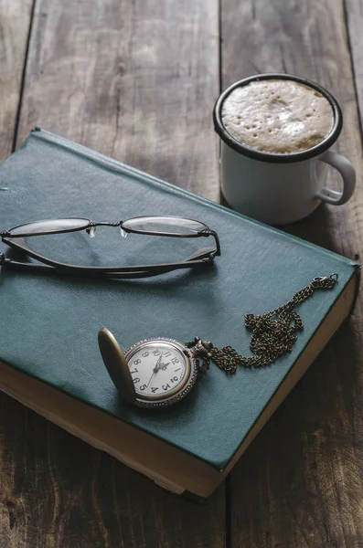 Vintage reloj de bolsillo se encuentran en un libro viejo — Foto de Stock