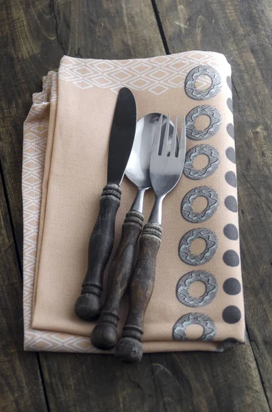 Cucchiaio, forchetta e coltello su tovagliolo — Foto Stock