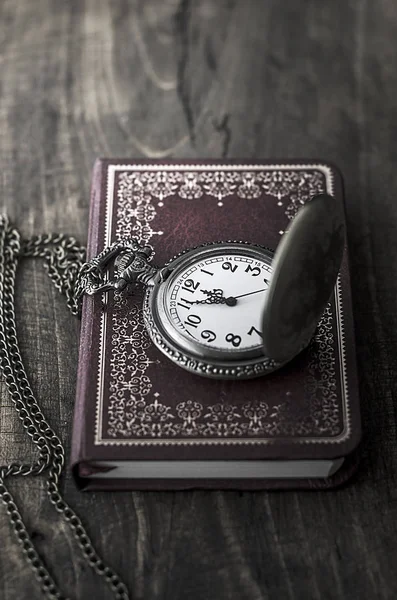 Reloj de bolsillo con cuaderno rojo — Foto de Stock