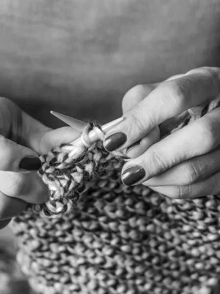 Zbliżenie rękawów na drutach — Zdjęcie stockowe