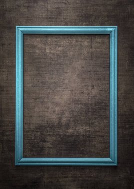 Mavi resim çerçevesi eski ahşap duvar üzerinde