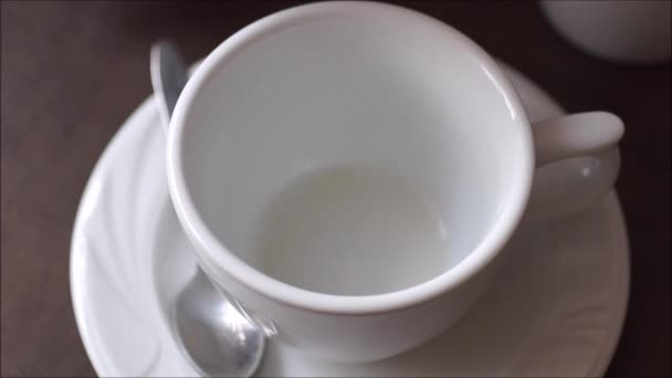 Verser le café dans une tasse 