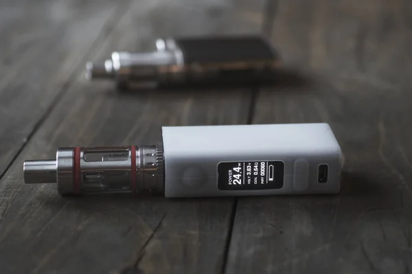 Modernes Dampfgerät, E-Zigarette auf dem Tisch — Stockfoto