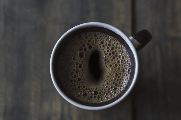 Taza de café sobre mesa de madera —  Fotos de Stock