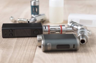 Gelişmiş vaping aygıt, e-sigara masada.