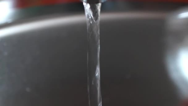 Bir cam mutfak musluk suyu ile dökme — Stok video
