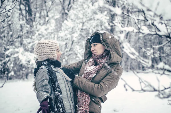 Mãe e sua filha desfrutando de dia de inverno ao ar livre — Fotografia de Stock