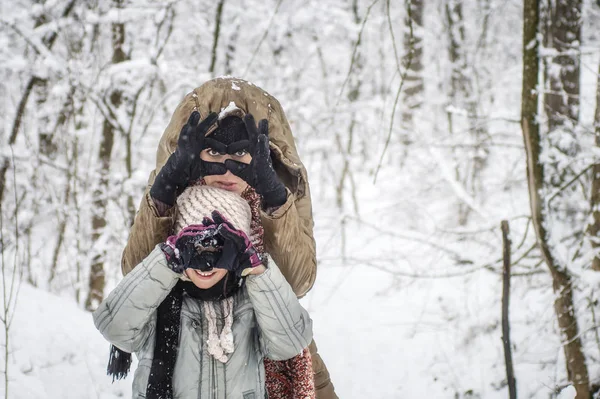 Mãe e sua filha desfrutando de dia de inverno ao ar livre — Fotografia de Stock