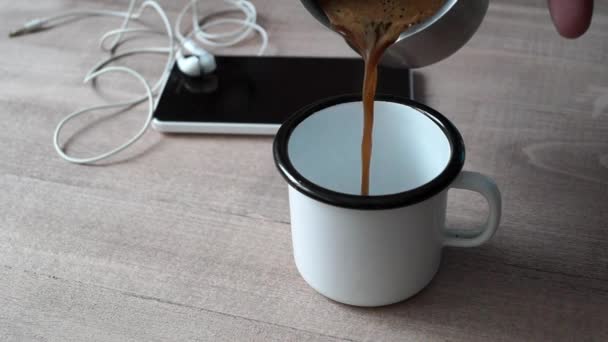 Versare una tazza di caffè — Video Stock