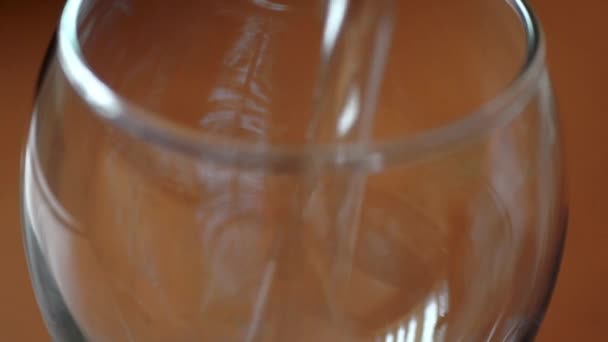 Verser un verre d'eau minérale fraîche 