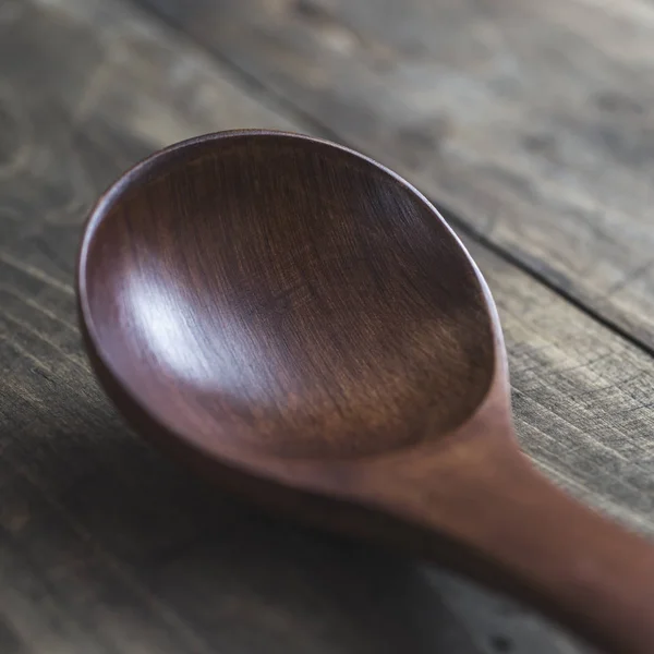 Drewnianą łyżką na drewnianym stole — Zdjęcie stockowe
