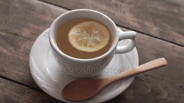 Sıcak çay, limon, insanlar kış ve yaz için vitaminler.