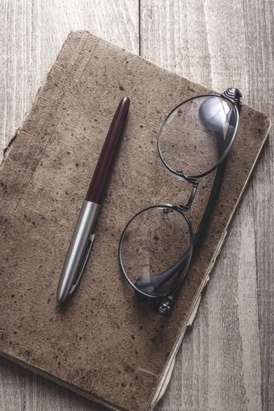 旧笔记本、 钢笔和眼镜 — 图库照片