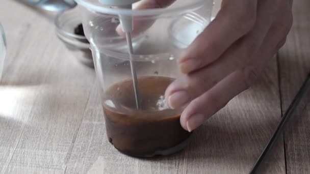 Создание фраппе растворимого кофе . — стоковое видео