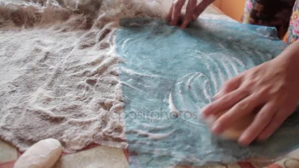 Κορίτσι σαπουνίζει προμήθεια μαλλί κατά τη διάρκεια του felting — Αρχείο Βίντεο