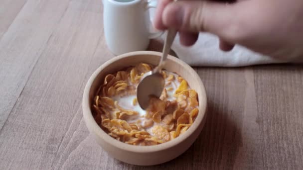 Кукурудзяні пластівці на сніданок — стокове відео