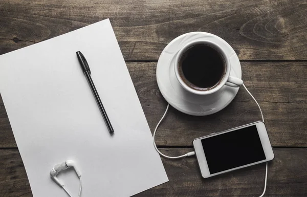 Draufsicht auf Kaffee, Notizblock mit Stift und Telefon — Stockfoto