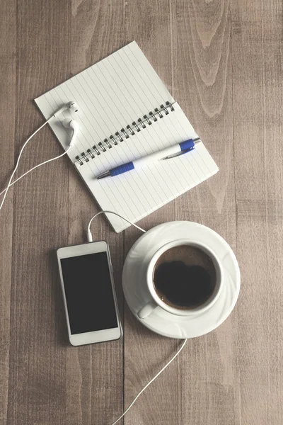 コーヒー、ペンと携帯電話とメモ帳のトップ ビュー — ストック写真