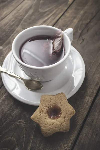 Biscoito fresco com geléia de frutas e xícara de chá — Fotografia de Stock