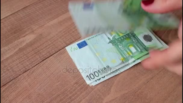 Counting euro bills on a wooden background — Stock Video