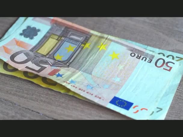 Contando billetes en euros sobre un fondo de madera — Vídeos de Stock