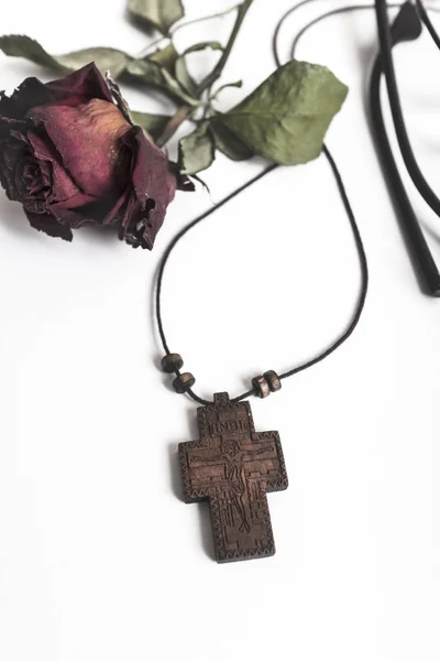 Деревянный крест на белом столе — стоковое фото