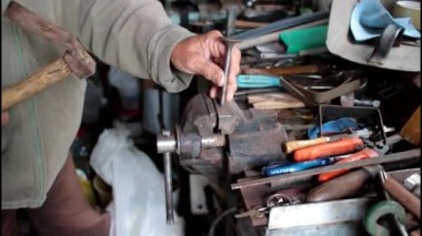 Evde çalışan bir adam ateş kapatmak