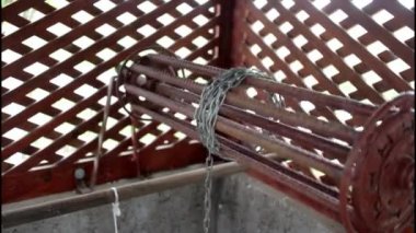 İyi köyün eski paslı zinciri.
