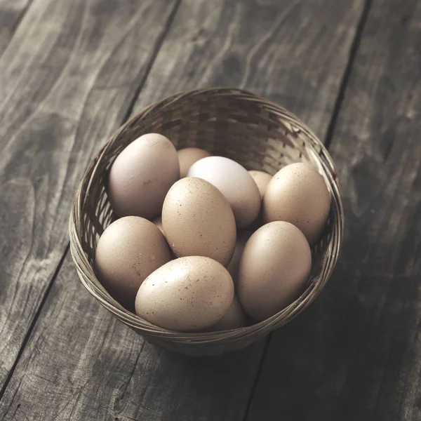 Jaja świeże organiczne z wybiegiem w misce — Zdjęcie stockowe