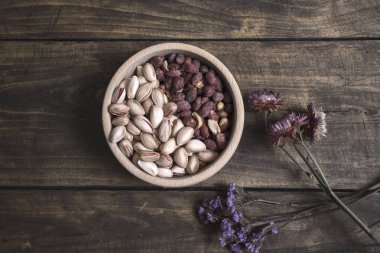 Yer fıstığı ve antep fıstığı ahşap kase