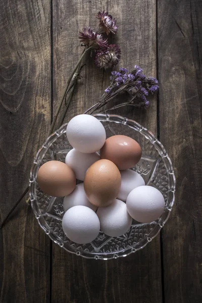 Ovos de galinha marrom e branco em tigela de vidro — Fotografia de Stock