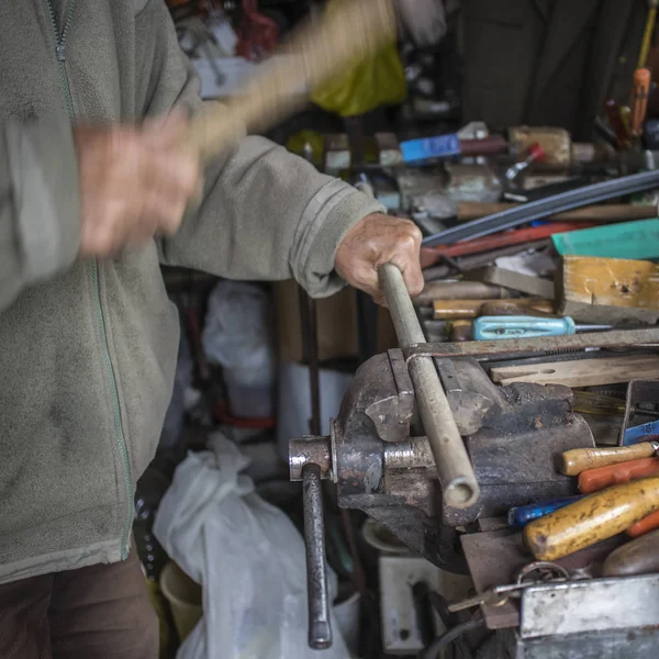 Metalworker metal çekiç ile çalışır. — Stok fotoğraf