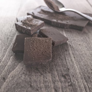 Kırık çikolata kakao tozu ile